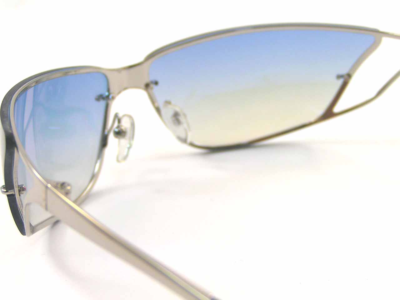 http://www.police.ne.jp/images/police-sting-sunglasses-4545M-579B-5.jpg