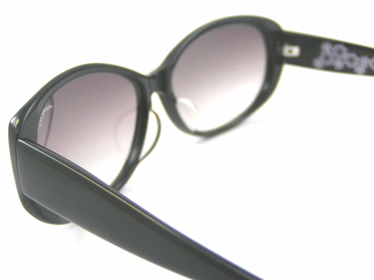 http://www.police.ne.jp/images/police-sting-sunglasses-6404J-700-5.jpg