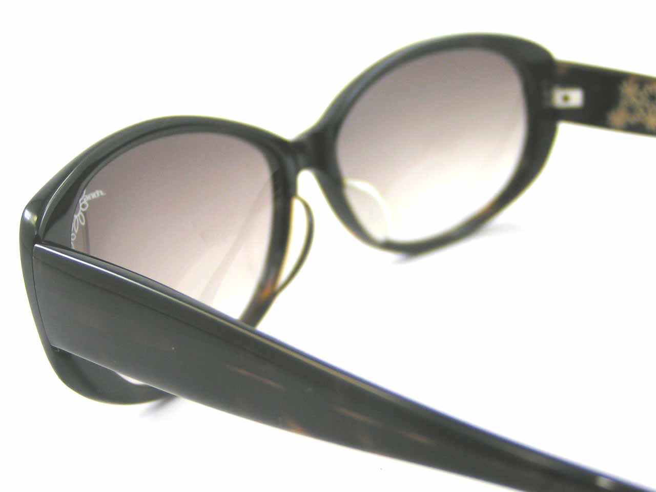 http://www.police.ne.jp/images/police-sting-sunglasses-6404J-722-5.jpg