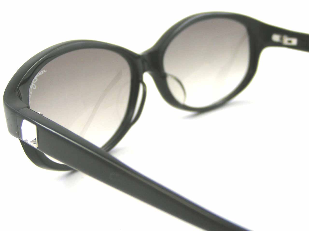 http://www.police.ne.jp/images/police-sting-sunglasses-6405J-700X-5.jpg