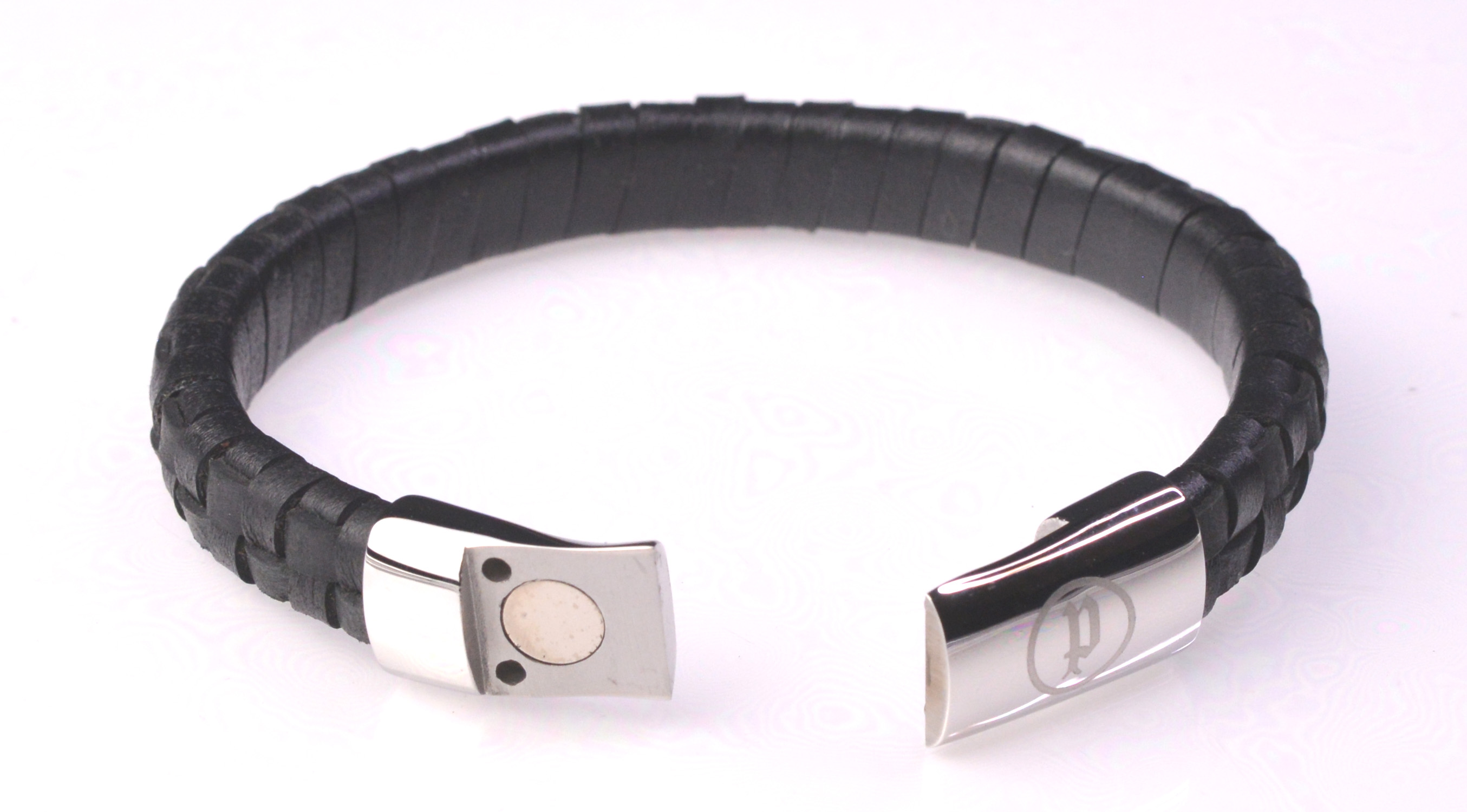 http://www.police.ne.jp/images/police_bracelet_connector_02.jpg