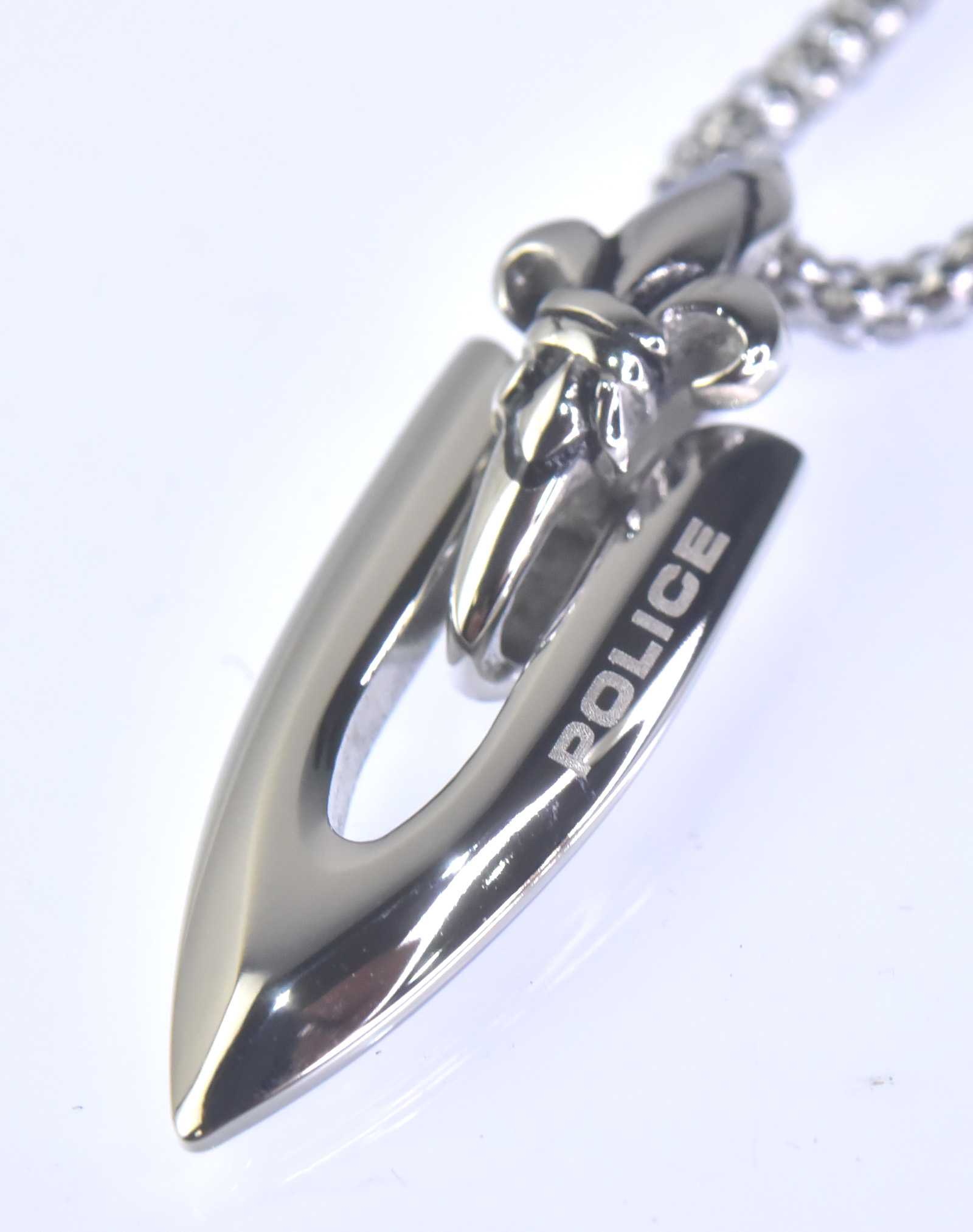 http://www.police.ne.jp/images/police_necklace_spearhead_002.jpg